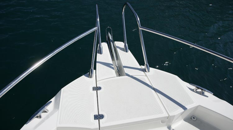 Safe and easy bow access with standard bow pulpit and concealed location for optional windlass